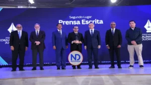 Periodista Quiroz agradece reconocimiento a Aplatanao News por investigación sobre feminicidios