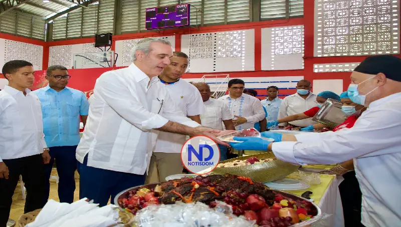 Abinader comparte almuerzos navideños con comunitarios en San Carlos y Villa Duarte