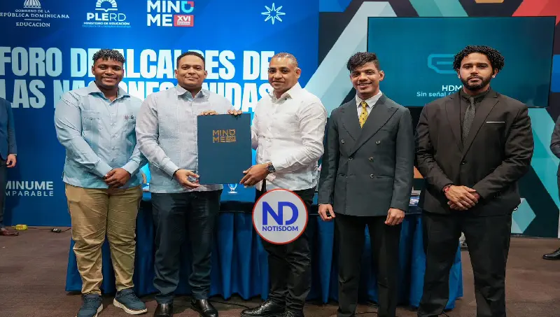 Alcalde de SPM recibe reconocimiento «por su apoyo al liderazgo juvenil»