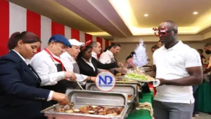 Directivos del Club Naco se visten de camareros para agasajar a sus colaboradores