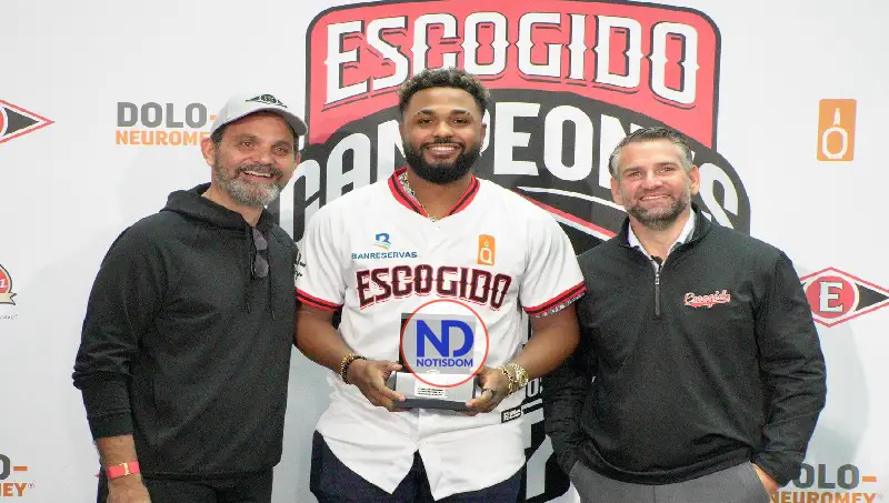 Escogido entrega anillos de campeones