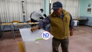 Abren los colegios electorales en Chile para el balotaje presidencial entre Jara y Kast