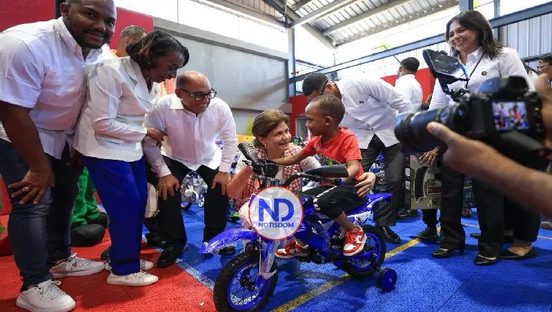 Raquel Peña encabeza entrega de juguetes a niños y niñas de Capotillo