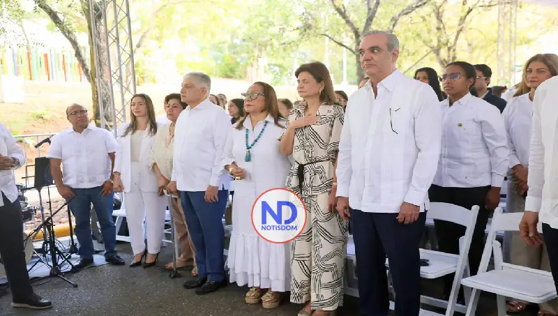 Presidente y la Vice comparten con familias y niños de Santiago