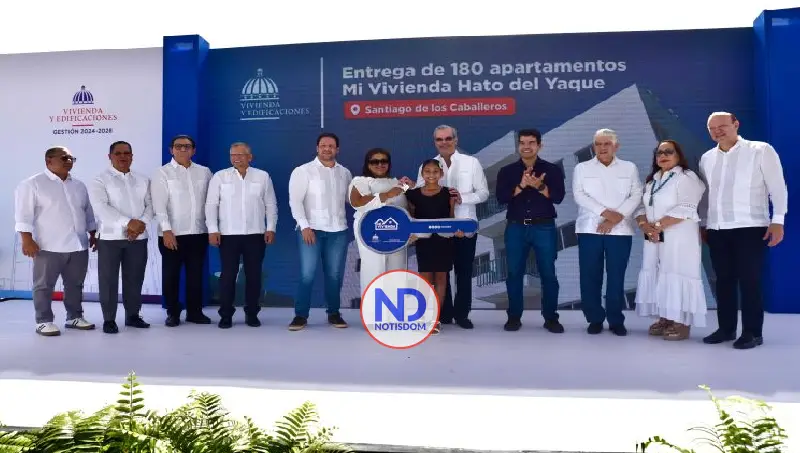 Presidente entrega viviendas, escuela y hospital en Santiago