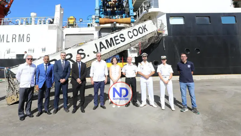Abinader recorre el buque científico RRS James Cook, durante misión oceanográfica en RD