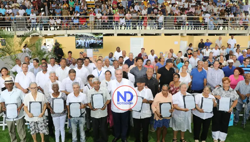 Abinader entrega 1,305 títulos en Los Alcarrizos y proclama: “Hoy se hace justicia social”