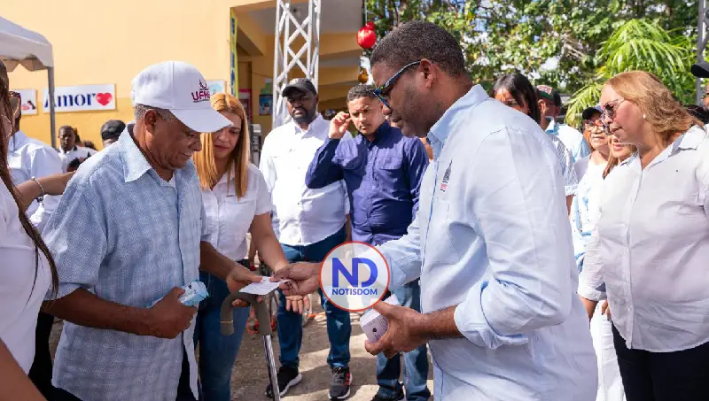 NOTISDOM FOTOS PF2025 2025 12 06T144335.907 Propeep ilumina la Navidad en San Cristóbal con encendido de parque y entrega de Bono Navideño