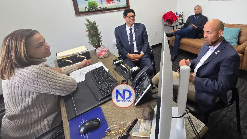 NOTISDOM FOTOS PF2025 2025 12 20T011836.884 Director de Armas de Fuego del MIP visita Consulado Dominicano en NJ y supervisa oficina
