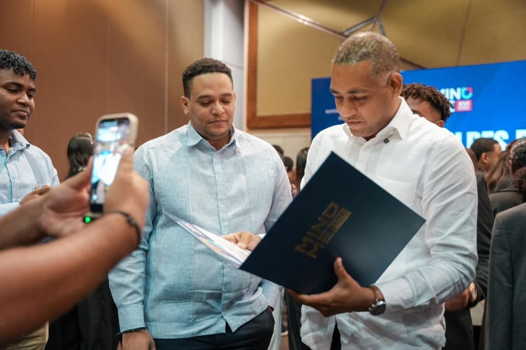 Rafa Ortiz Alcalde de SPM recibe reconocimiento «por su apoyo al liderazgo juvenil»