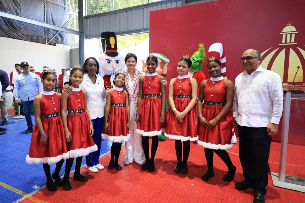 Raquel Pena entregando juguetes a ninos Raquel Peña encabeza entrega de juguetes a niños y niñas de Capotillo