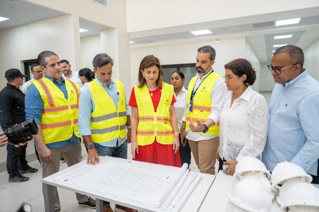 Raquel PenaY OTROS Vicepresidenta Peña y el Mived  supervisan avances finales del hospital provincial de Dajabón