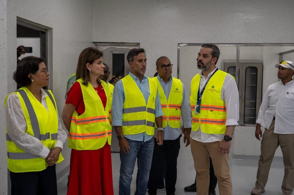 Raquel PenaY OTROS1 Vicepresidenta Peña y el Mived  supervisan avances finales del hospital provincial de Dajabón