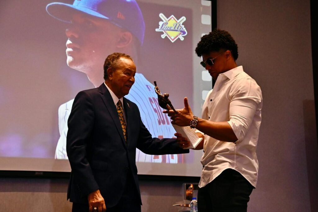 Soto recibiendo el premio Juan Marichal Marichal destaca a Soto como ejemplo de juventud tras ganar por segunda vez el premio “Juan Marichal”
