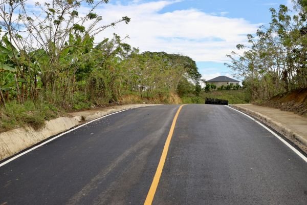 Carretera reconstruida por EGEHID Abinader resalta los avances en construcción obras de Santiago