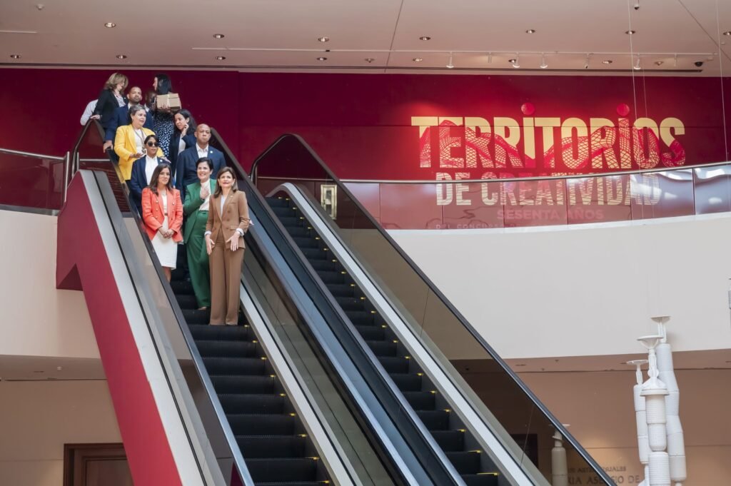 Embajadora de EE.UU. y vicepresidenta Raquel Peña visitan el Centro León 4 Centro Leon Embajadora de EE.UU. y vicepresidenta Raquel Peña visitan el Centro León