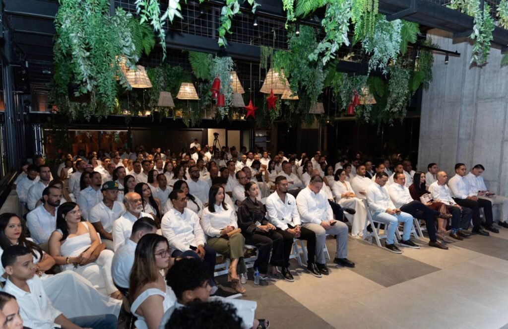 Elmerk Jonas y Nelson Cruz 2 Los Plus RD realizan panel con Nelson Cruz, reconocen a Yasser González e invitan a Luis Arraez