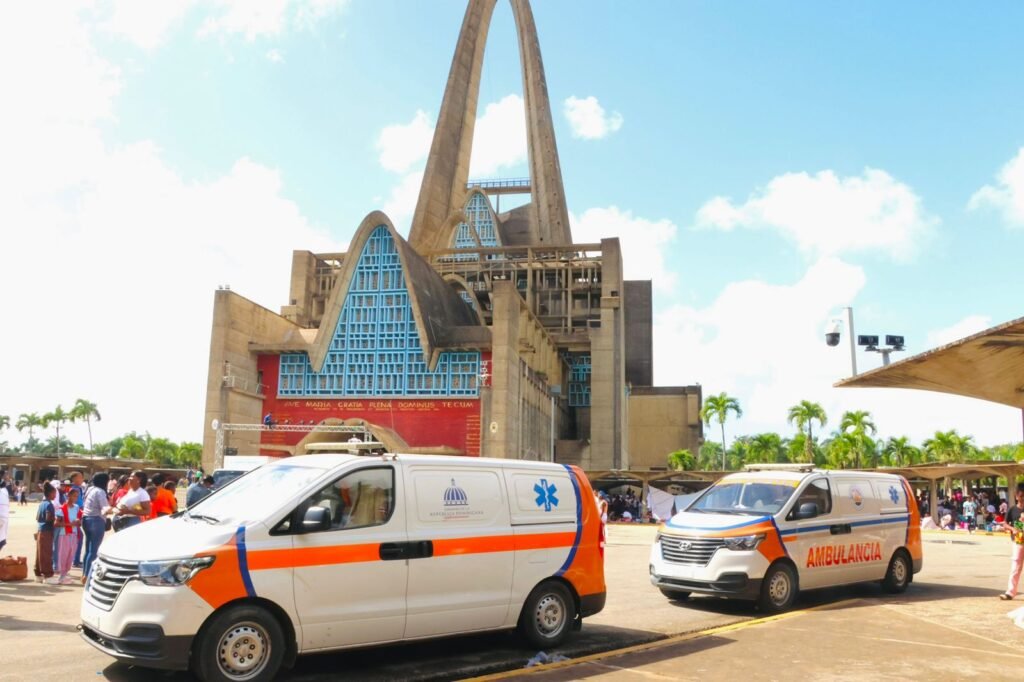 Equipo de la Defensa Civil en la Basilica de Higuey Defensa Civil acompaña a fieles en carreteras y la Basílica de Higüey