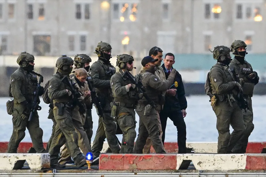 GUARDIAS LLEVAN A NICOLAS MADURO Y A SU ESPOSA Maduro y esposa se declaran en NY no culpables de los cargos