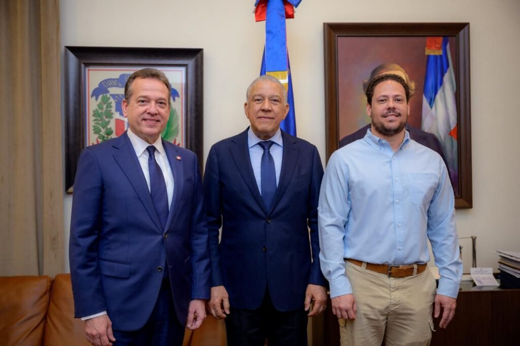 Ito Bisonó es juramentado como nuevo ministro de Viviendas 3 Ito Bisono Andres Bautista y el saliente ministro Carlos Bonilla Ito Bisonó es juramentado como nuevo ministro de Viviendas