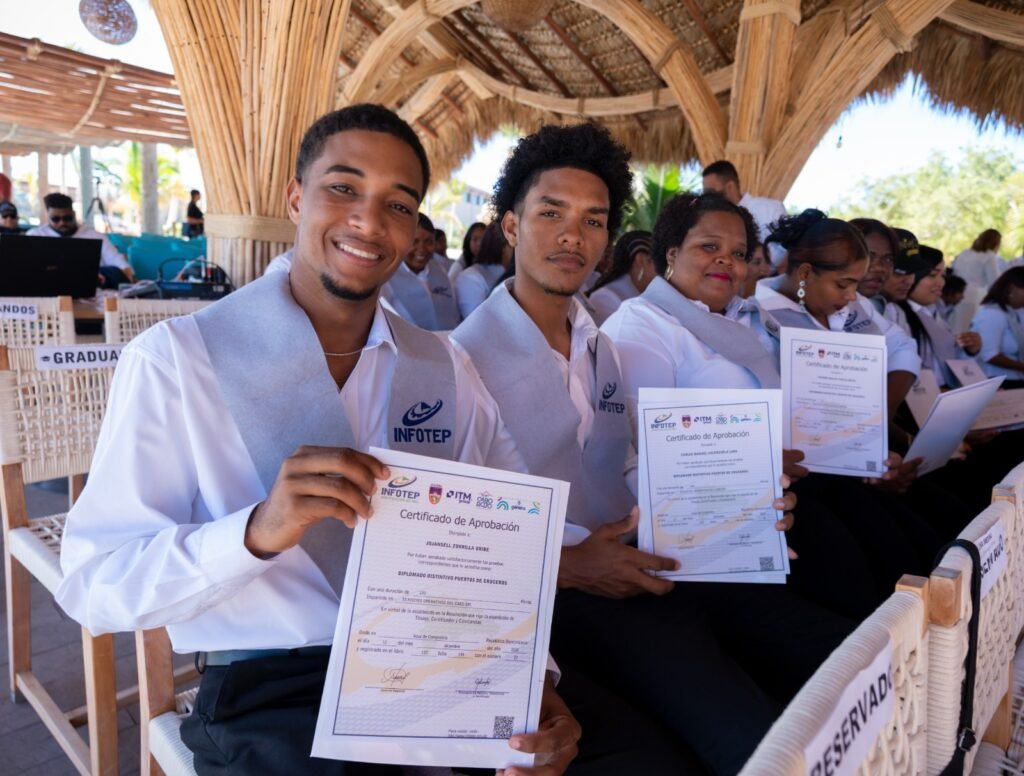 Jovenes con su diploma de graduacion 1 Infotep gradua a 63 participantes del primer Diplomado Distintivo Puerto de Cruceros en Cabo Rojo
