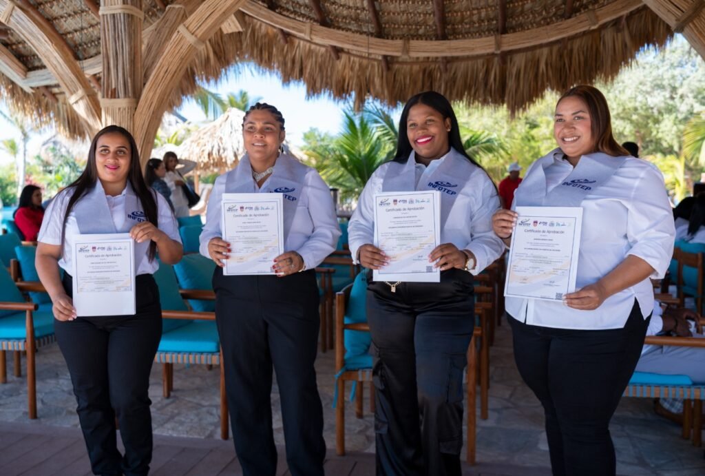 Jovenes con su diploma de graduacion Infotep gradua a 63 participantes del primer Diplomado Distintivo Puerto de Cruceros en Cabo Rojo