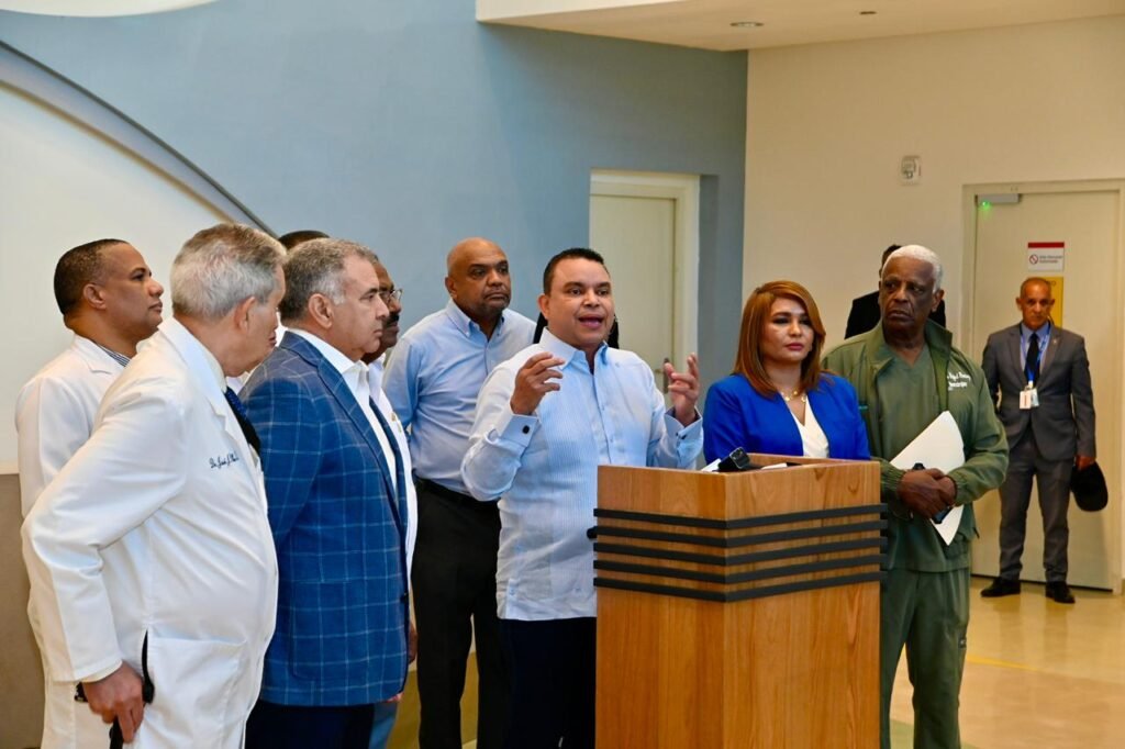 Julio Landron director del SNS durante rueda de prensa Director SNS destaca refuerzos en Unidades de Crisis de Salud Mental en hospitales