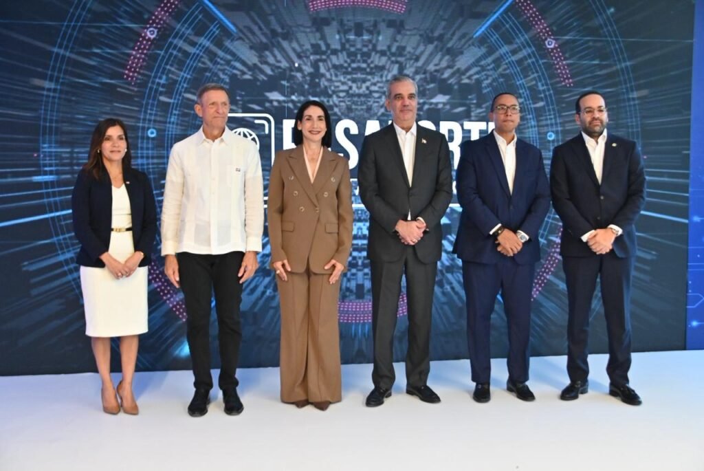 LUIS ABINADER RECIBE PASAPORTE ELECTRONICO Inician implementación de nuevo pasaporte electrónico dominicano; Abinader recibe primera libreta