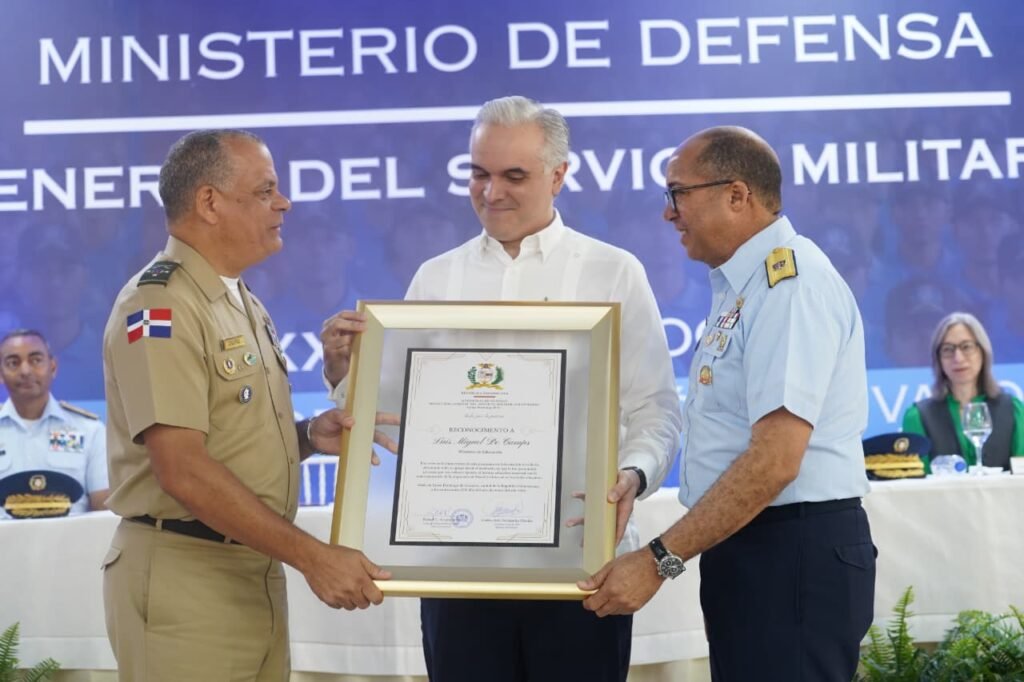 LUIS MIGUEL DECAMPS 2 Reconocen a Luis Miguel De Camps por apoyar formación en valores en juventud dominicana