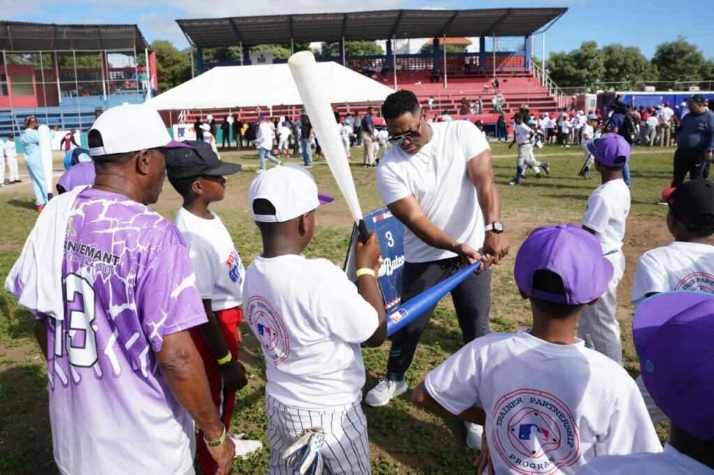La Guagua Miguel Tejada explicando a los ninos la mecanica de bateo MLB, directiva del Clásico y Fedom impacta más de 200 niños con clínica de béisbol en Baní