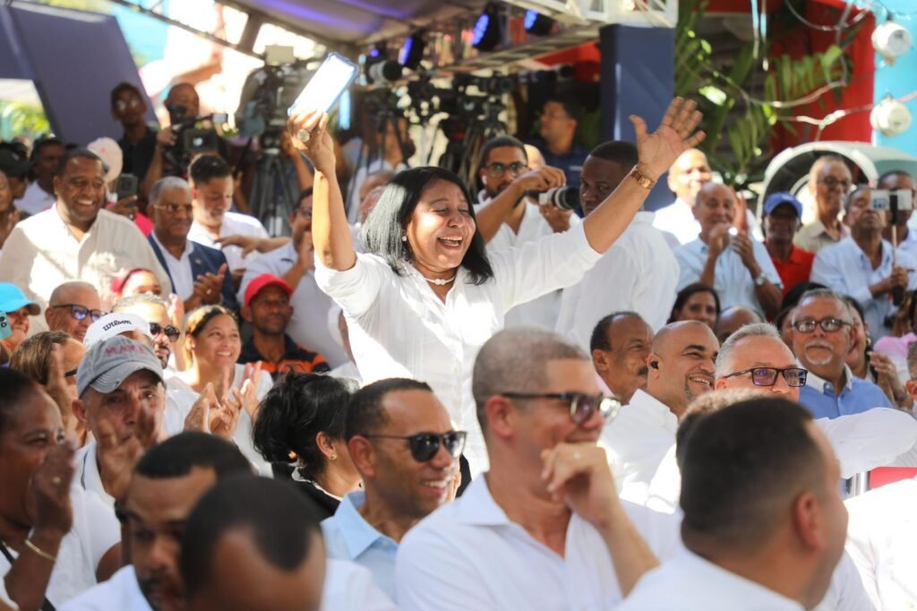 Los Angeles Peralejos y Los Girasoles Presidente Abinader y director de la CAASD entregan saneada cañada Los Peralejos