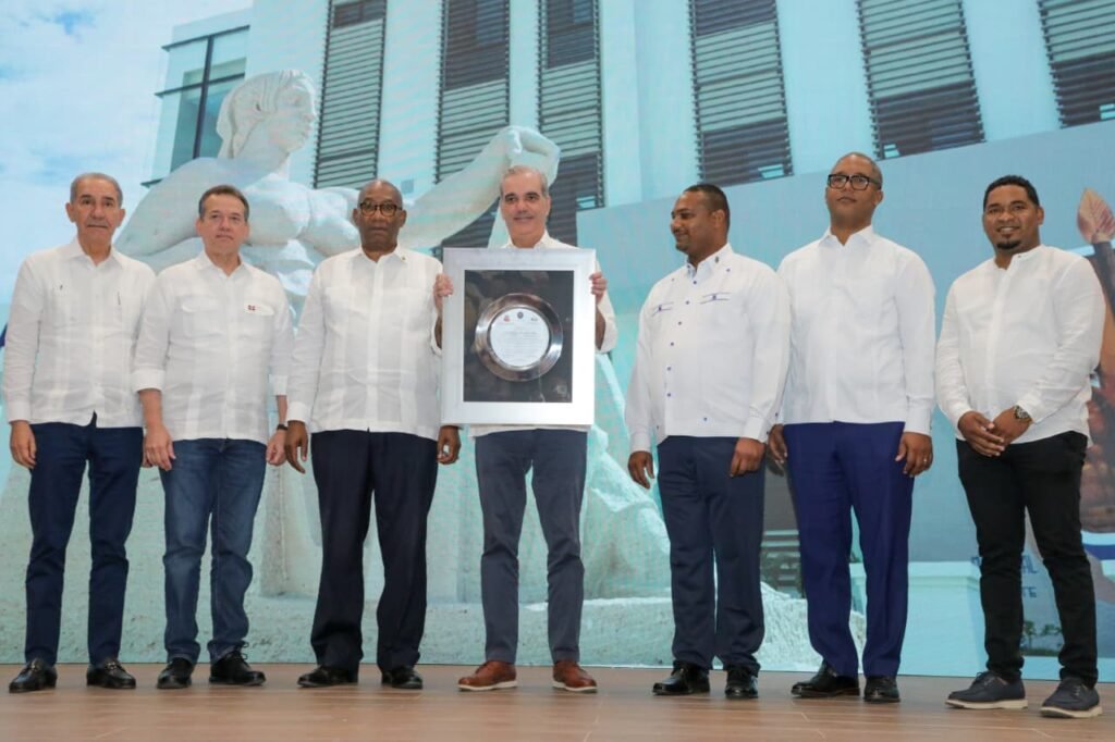 Luis Abinader Y OTROS FUNCIONARIOS 3 Abinader inaugura centro UASD en Neiba con capacidad para más de 1,200 estudiantes del sur