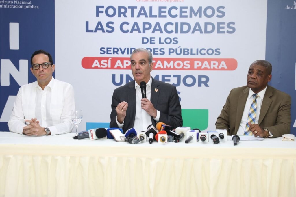 Luis Abinader y Gregorio Montero junto a otros funcionarios 1 Abinader busca ampliar formación de servidores públicos con 500 becas a través del INAP