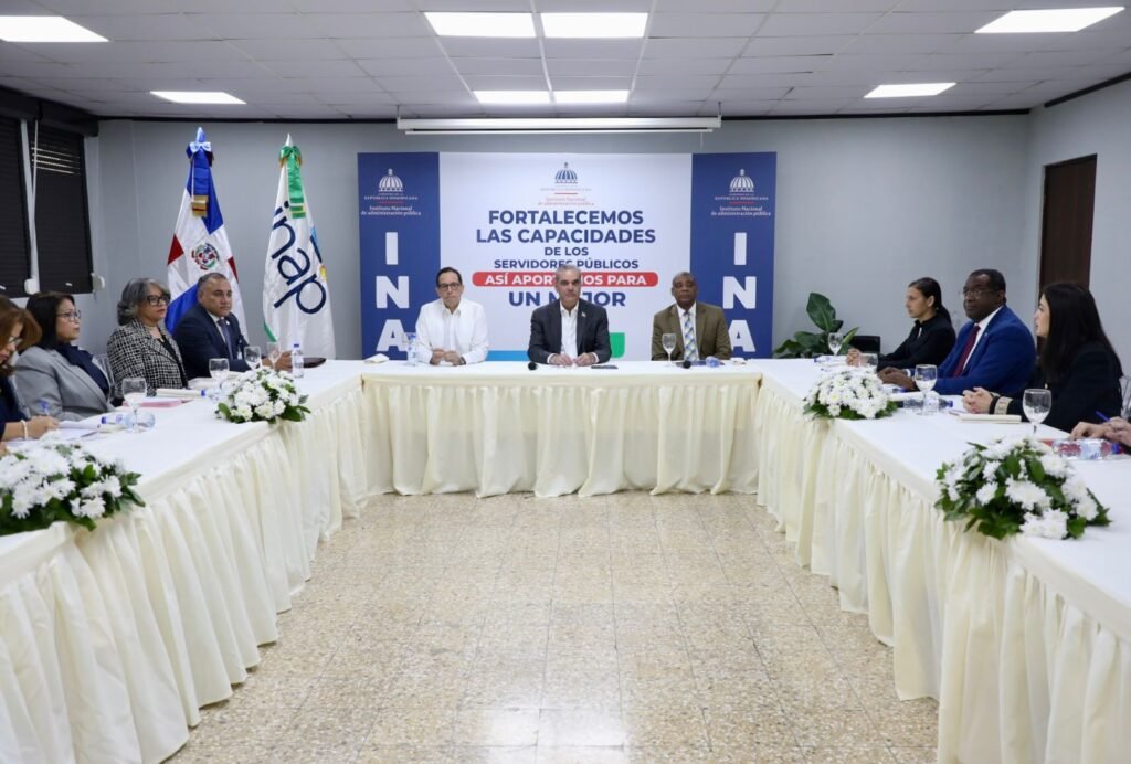 Luis Abinader y Gregorio Montero junto a otros funcionarios 2 Abinader busca ampliar formación de servidores públicos con 500 becas a través del INAP