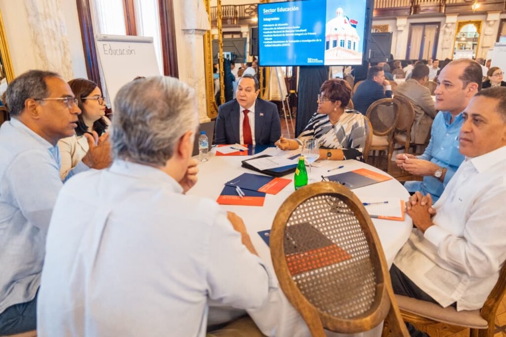 Luis Miguel De Camps durante el Consejo de Ministros Ministro De Camps anuncia prioridades educativas dominicanas para el año 2026