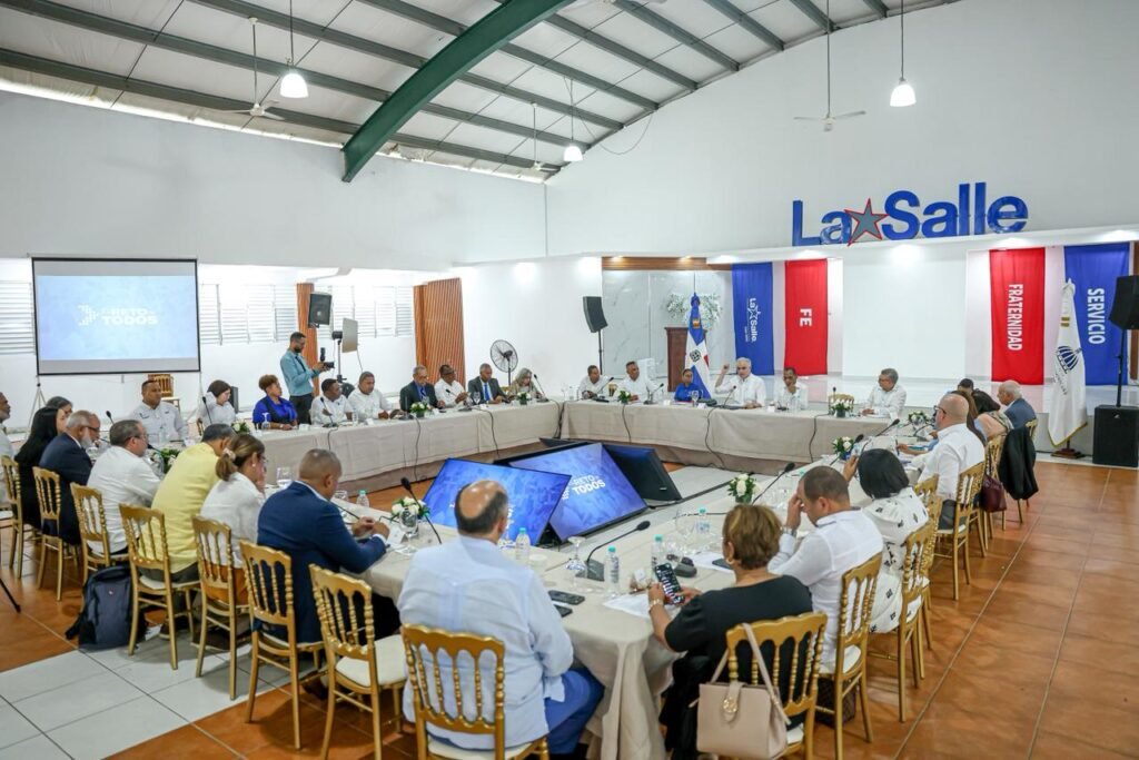 Luis Miguel De Camps junto a personalidades 1 Ministro de Educación juramenta Mesa de los Cinco Pilares en la Regional 12 de La Altagracia y El Seibo