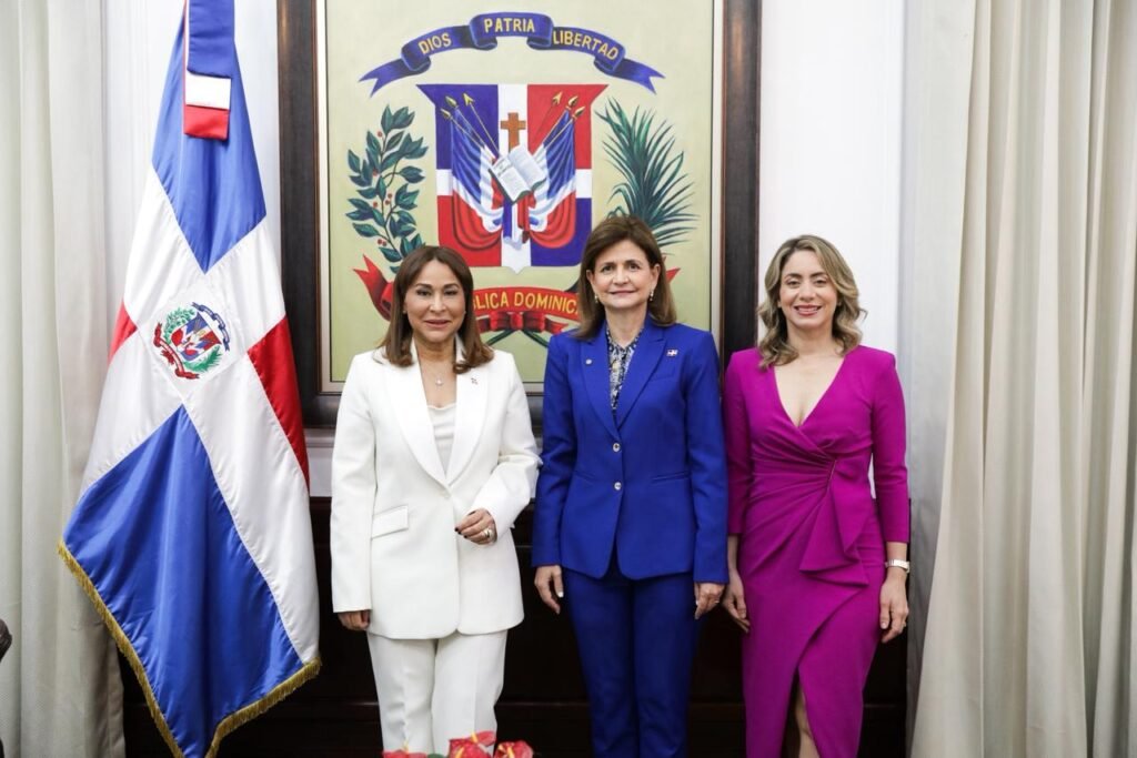 Mayra Jimenez Raquel Pena y gloria reyes Vicepresidenta deja al frente de Supérate a Mayra Jiménez