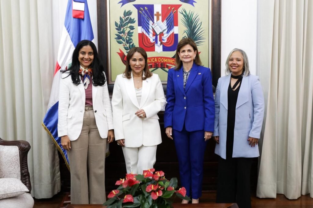 Mayra Jimenezy Raquel Penay otras Vicepresidenta deja al frente de Supérate a Mayra Jiménez
