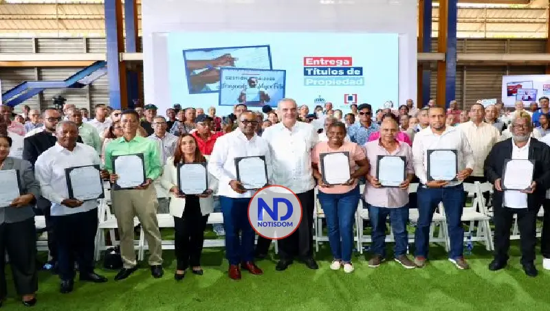 El presidente Luis Abinader entrega los títulos 2 El presidente Luis Abinader entrega los títulos