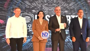 Inician implementación de nuevo pasaporte electrónico dominicano; Abinader recibe primera libreta