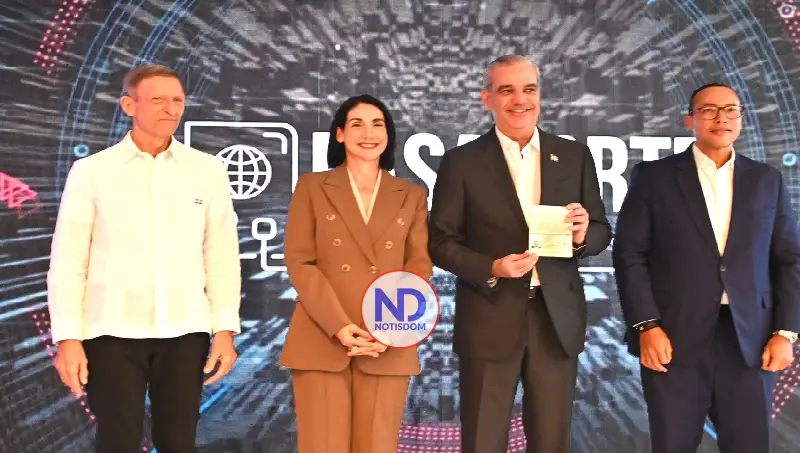 Inician implementación de nuevo pasaporte electrónico dominicano; Abinader recibe primera libreta