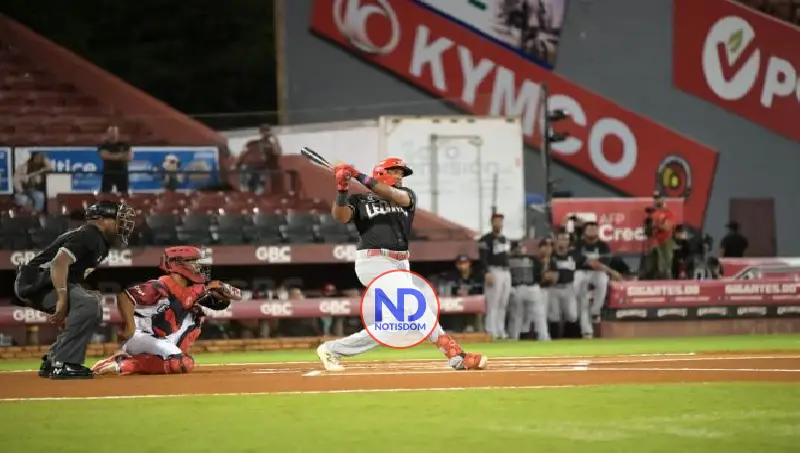 Leones a un paso de la final; Toros desplazan a las Aguilas