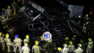 Un muerto y 37 heridos al chocar un tren con un muro caído a la vía en Barcelona