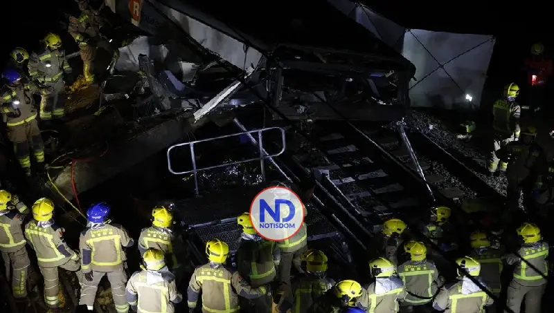 Un muerto y 37 heridos al chocar un tren con un muro caído a la vía en Barcelona