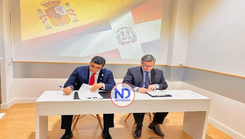 Alcalde Dío Astacio firma acuerdo con la universidad Spain Business School