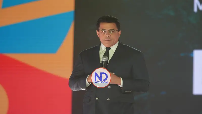 Ministro Collado promueve RD ante 700 touroperadores y agentes europeos en España