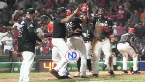Leones remontan para vencer a Toros y lideran final beisbol RD