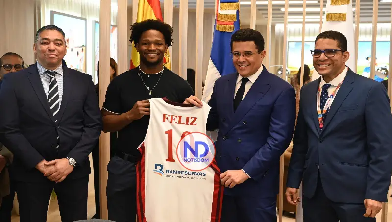 Ministro David Collado recibe camiseta del jugador Andrés Feliz en FITUR Madrid 2026