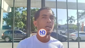 Padre se encadena exigiendo justicia por la muerte de su bebé en Conani, Santiago