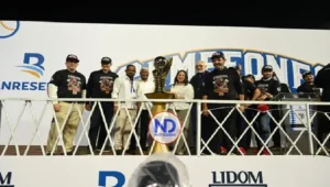 Banreservas entrega la copa de campeones a Leones Escogido